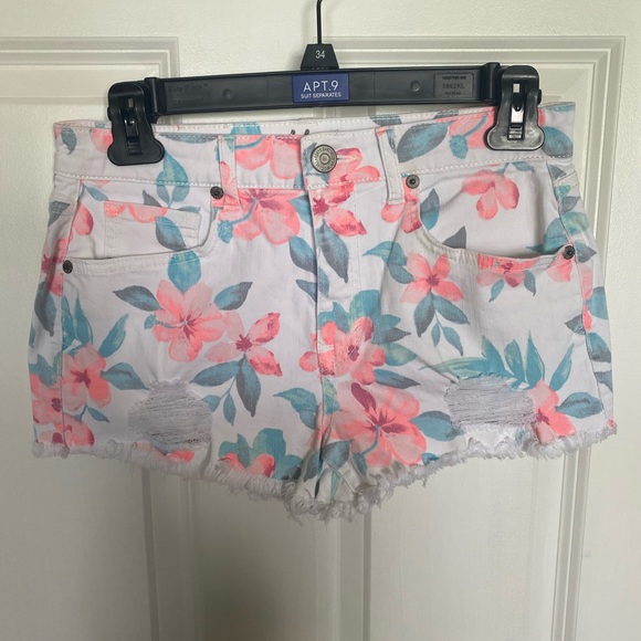 Very cute flower jean shorts - Picture 1 of 4